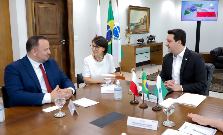 reunião entre o governador Carlos Massa Ratinho Junior e o chefe do governo regional, Jakub Chelstowkski, durante visita da comitiva polonesa à Curitiba.