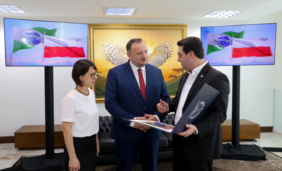 reunião entre o governador Carlos Massa Ratinho Junior e o chefe do governo regional, Jakub Chelstowkski, durante visita da comitiva polonesa à Curitiba.