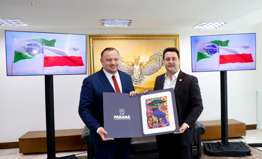 reunião entre o governador Carlos Massa Ratinho Junior e o chefe do governo regional, Jakub Chelstowkski, durante visita da comitiva polonesa à Curitiba.