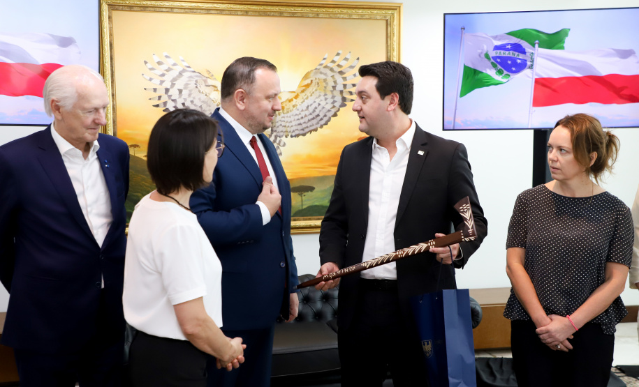 reunião entre o governador Carlos Massa Ratinho Junior e o chefe do governo regional, Jakub Chelstowkski, durante visita da comitiva polonesa à Curitiba.