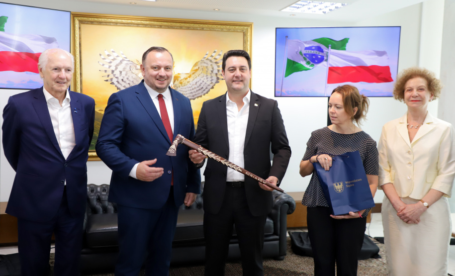 reunião entre o governador Carlos Massa Ratinho Junior e o chefe do governo regional, Jakub Chelstowkski, durante visita da comitiva polonesa à Curitiba.