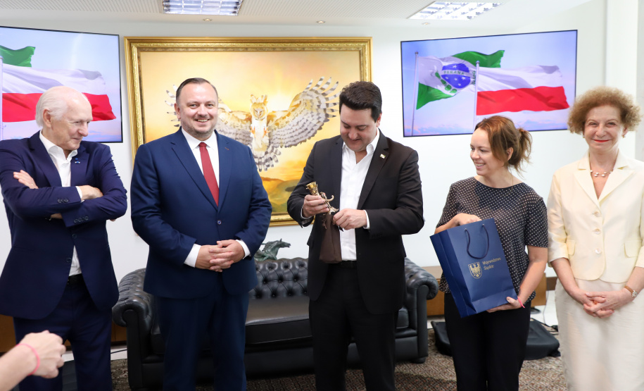 reunião entre o governador Carlos Massa Ratinho Junior e o chefe do governo regional, Jakub Chelstowkski, durante visita da comitiva polonesa à Curitiba.