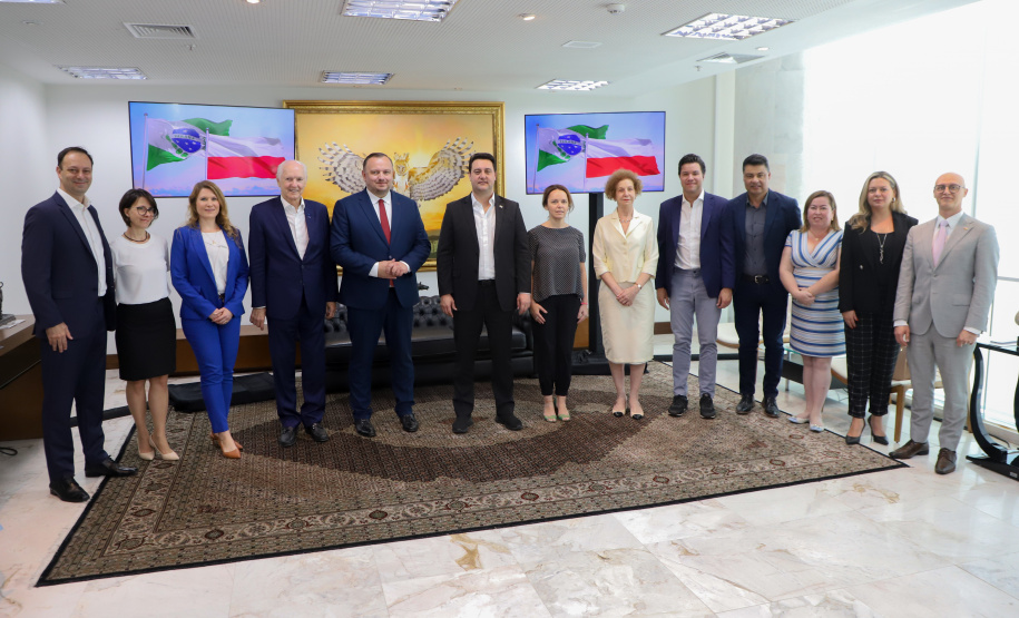 reunião entre o governador Carlos Massa Ratinho Junior e o chefe do governo regional, Jakub Chelstowkski, durante visita da comitiva polonesa à Curitiba.