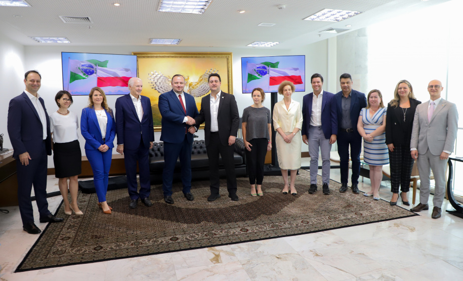 reunião entre o governador Carlos Massa Ratinho Junior e o chefe do governo regional, Jakub Chelstowkski, durante visita da comitiva polonesa à Curitiba.