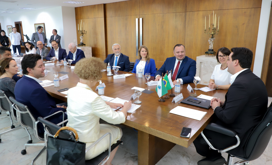 reunião entre o governador Carlos Massa Ratinho Junior e o chefe do governo regional, Jakub Chelstowkski, durante visita da comitiva polonesa à Curitiba.