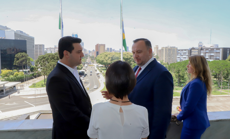 reunião entre o governador Carlos Massa Ratinho Junior e o chefe do governo regional, Jakub Chelstowkski, durante visita da comitiva polonesa à Curitiba.