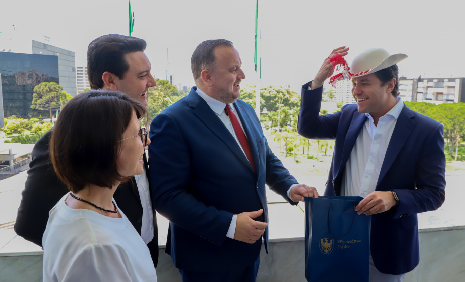 reunião entre o governador Carlos Massa Ratinho Junior e o chefe do governo regional, Jakub Chelstowkski, durante visita da comitiva polonesa à Curitiba.