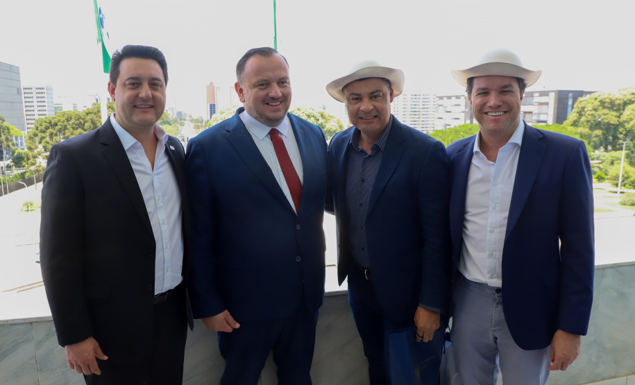 reunião entre o governador Carlos Massa Ratinho Junior e o chefe do governo regional, Jakub Chelstowkski, durante visita da comitiva polonesa à Curitiba.