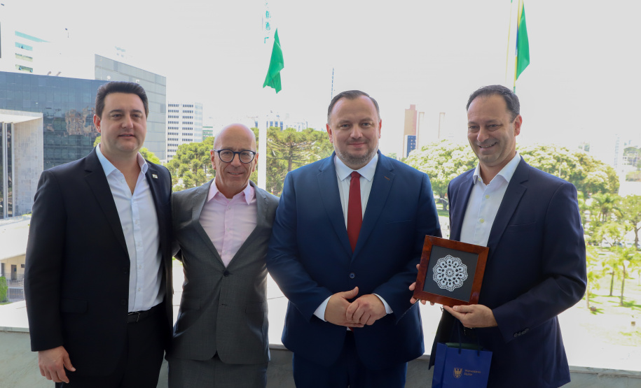 reunião entre o governador Carlos Massa Ratinho Junior e o chefe do governo regional, Jakub Chelstowkski, durante visita da comitiva polonesa à Curitiba.