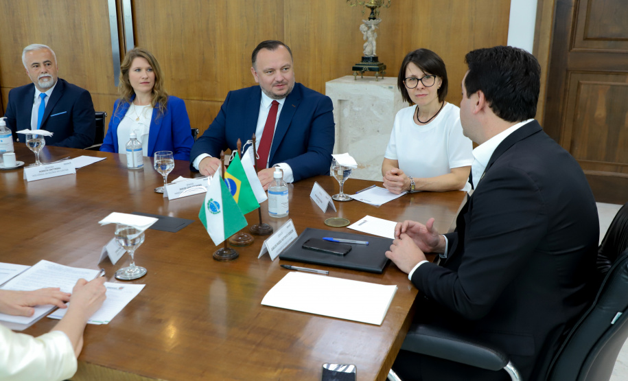 reunião entre o governador Carlos Massa Ratinho Junior e o chefe do governo regional, Jakub Chelstowkski, durante visita da comitiva polonesa à Curitiba.