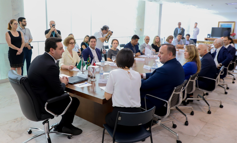 reunião entre o governador Carlos Massa Ratinho Junior e o chefe do governo regional, Jakub Chelstowkski, durante visita da comitiva polonesa à Curitiba.