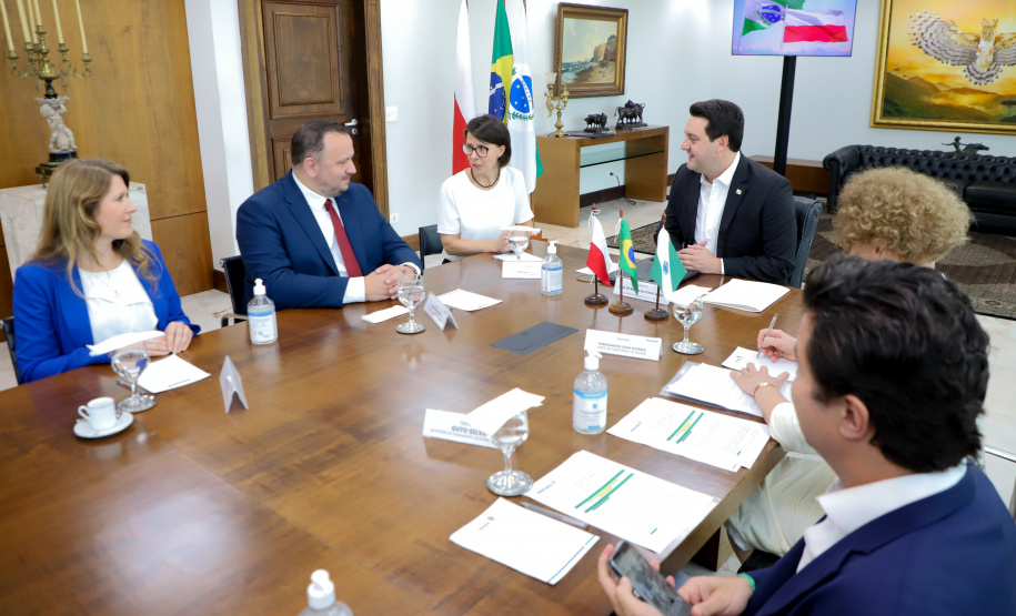reunião entre o governador Carlos Massa Ratinho Junior e o chefe do governo regional, Jakub Chelstowkski, durante visita da comitiva polonesa à Curitiba.