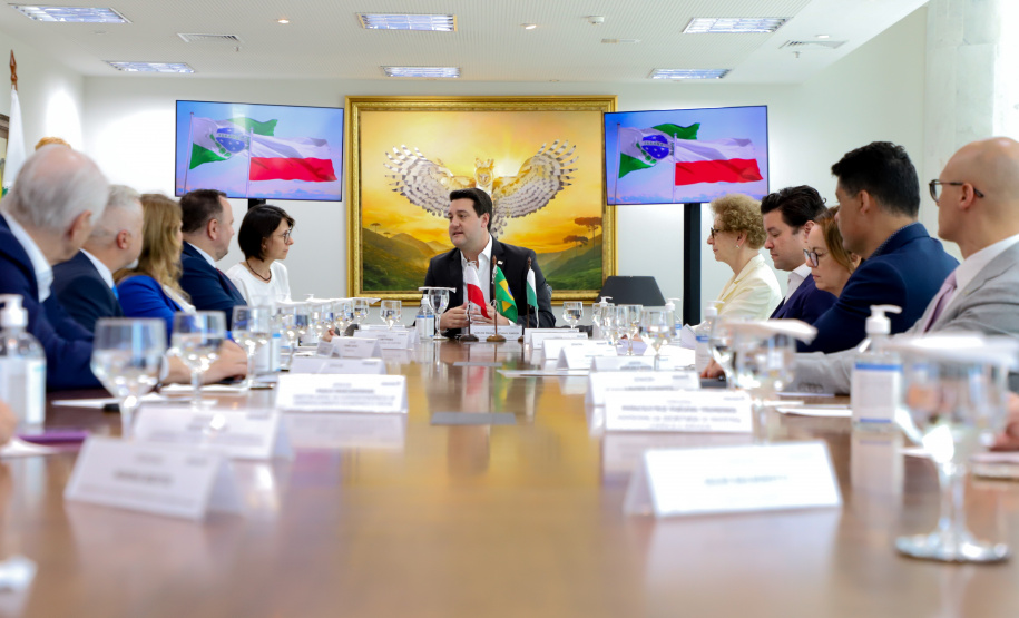 reunião entre o governador Carlos Massa Ratinho Junior e o chefe do governo regional, Jakub Chelstowkski, durante visita da comitiva polonesa à Curitiba.