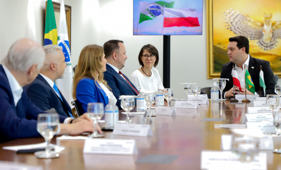 reunião entre o governador Carlos Massa Ratinho Junior e o chefe do governo regional, Jakub Chelstowkski, durante visita da comitiva polonesa à Curitiba.