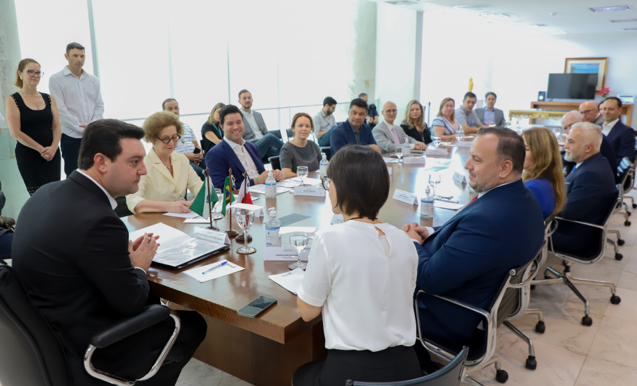 reunião entre o governador Carlos Massa Ratinho Junior e o chefe do governo regional, Jakub Chelstowkski, durante visita da comitiva polonesa à Curitiba.