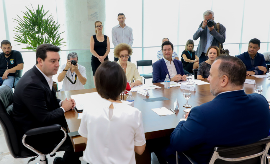 reunião entre o governador Carlos Massa Ratinho Junior e o chefe do governo regional, Jakub Chelstowkski, durante visita da comitiva polonesa à Curitiba.