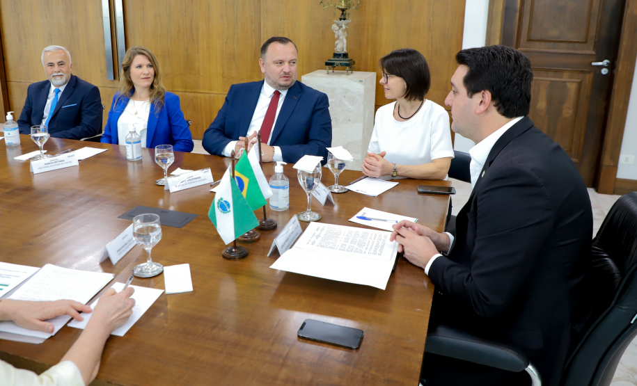 reunião entre o governador Carlos Massa Ratinho Junior e o chefe do governo regional, Jakub Chelstowkski, durante visita da comitiva polonesa à Curitiba.