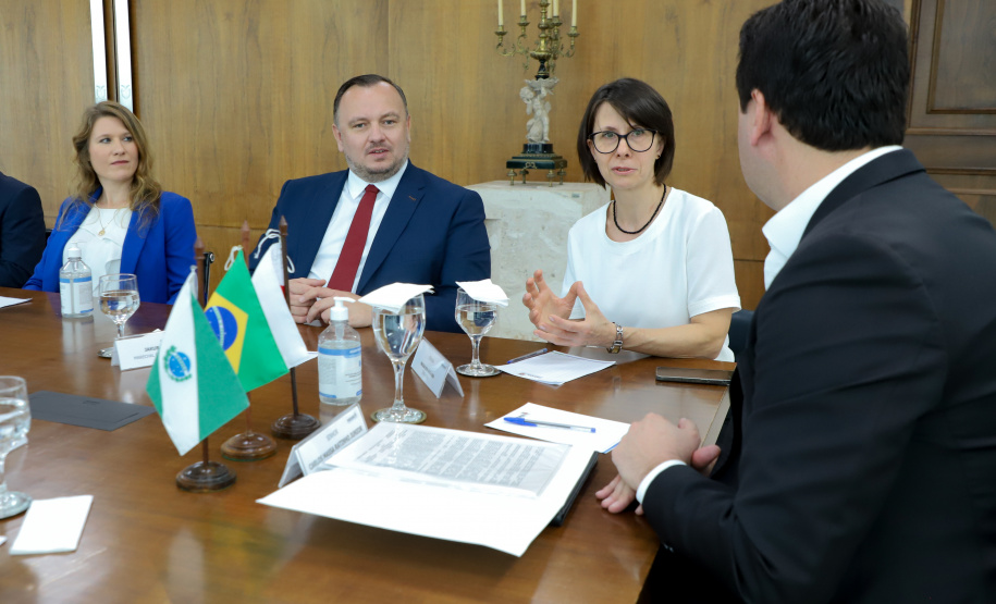 reunião entre o governador Carlos Massa Ratinho Junior e o chefe do governo regional, Jakub Chelstowkski, durante visita da comitiva polonesa à Curitiba.