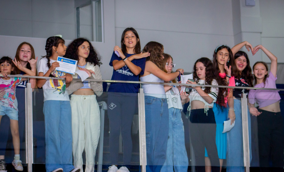 Alunos da rede estadual distribuem autógrafos em evento de lançamento de livros autorais