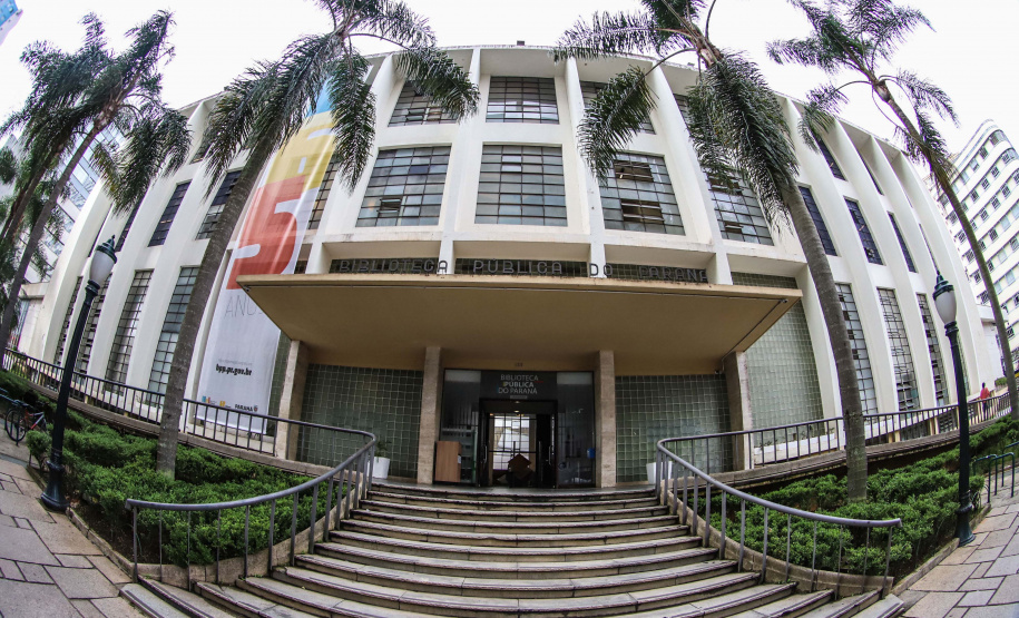 Edição emblemática: Biblioteca Pública do Paraná é tema do novo Cândido