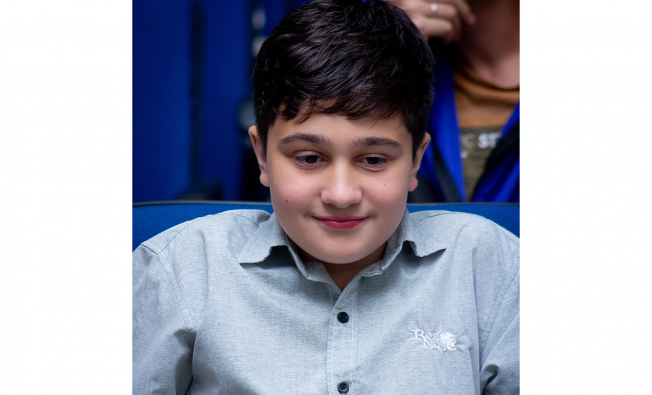 Alunos da rede estadual distribuem autógrafos em evento de lançamento de livros autorais