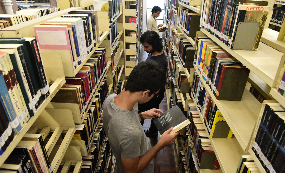 Edição emblemática: Biblioteca Pública do Paraná é tema do novo Cândido