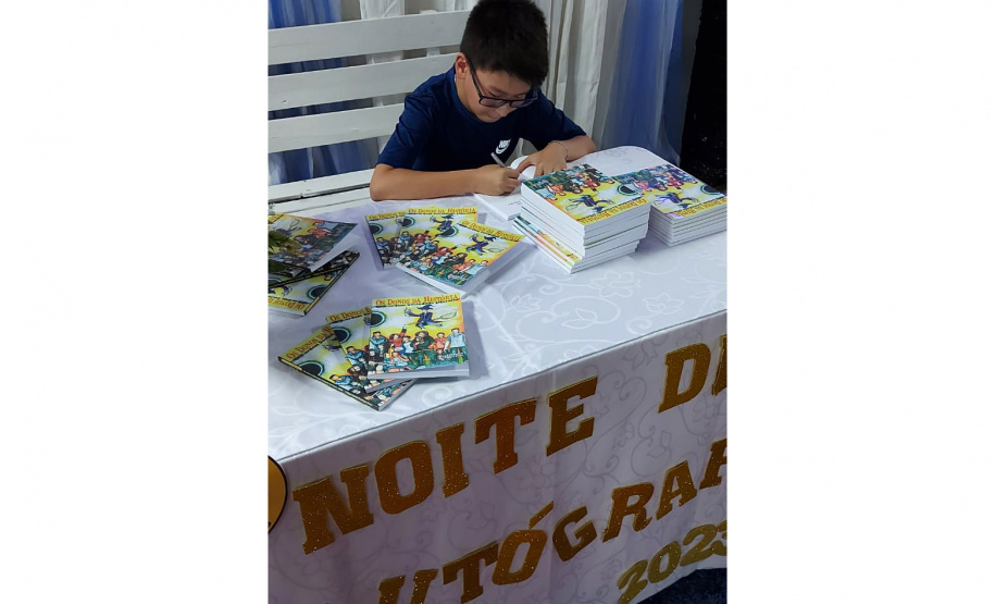 Alunos da rede estadual distribuem autógrafos em evento de lançamento de livros autorais