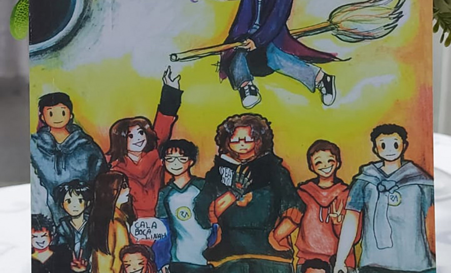 Alunos da rede estadual distribuem autógrafos em evento de lançamento de livros autorais