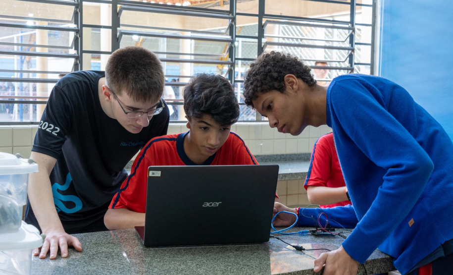 Estreia do Leia Paraná, expansão do inglês e consolidação de aplicativos marcam 2023 da educação