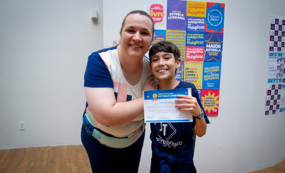 Alunos da rede estadual distribuem autógrafos em evento de lançamento de livros autorais