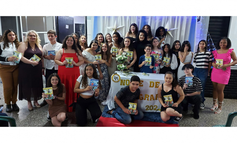 Alunos da rede estadual distribuem autógrafos em evento de lançamento de livros autorais
