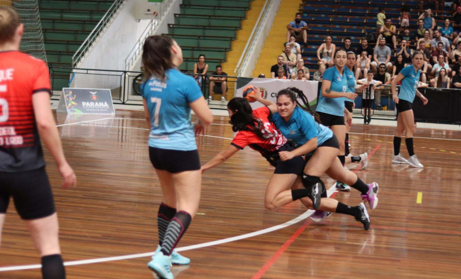 GINÁSIO DO TARUMÃ – Outro destaque do fim de semana do Esporte no Paraná foram as finais da Liga Metropolitana de Handebol, disputadas no Ginásio do Tarumã, um dos principais espaços esportivos pertencente ao Governo do Paraná.