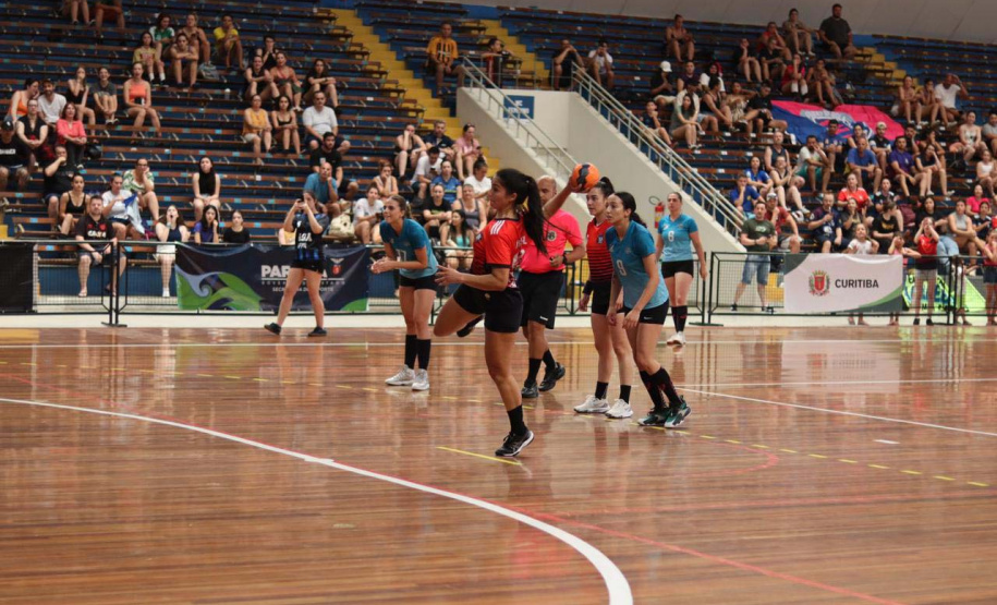 GINÁSIO DO TARUMÃ – Outro destaque do fim de semana do Esporte no Paraná foram as finais da Liga Metropolitana de Handebol, disputadas no Ginásio do Tarumã, um dos principais espaços esportivos pertencente ao Governo do Paraná.