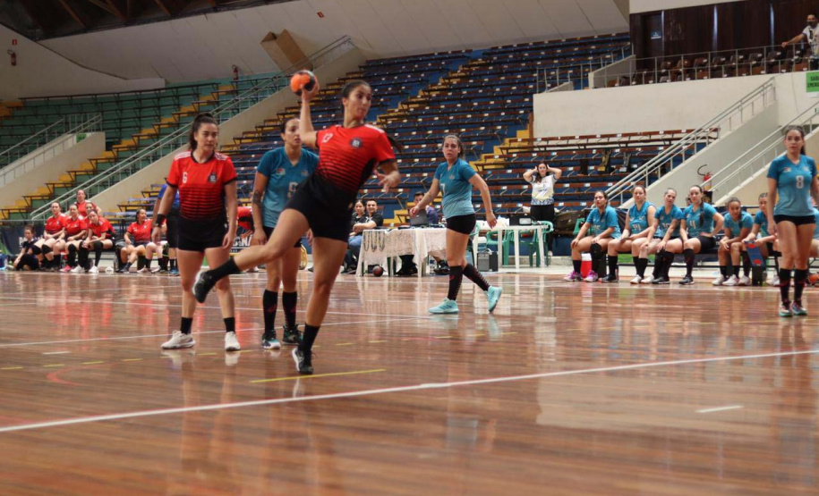 GINÁSIO DO TARUMÃ – Outro destaque do fim de semana do Esporte no Paraná foram as finais da Liga Metropolitana de Handebol, disputadas no Ginásio do Tarumã, um dos principais espaços esportivos pertencente ao Governo do Paraná.