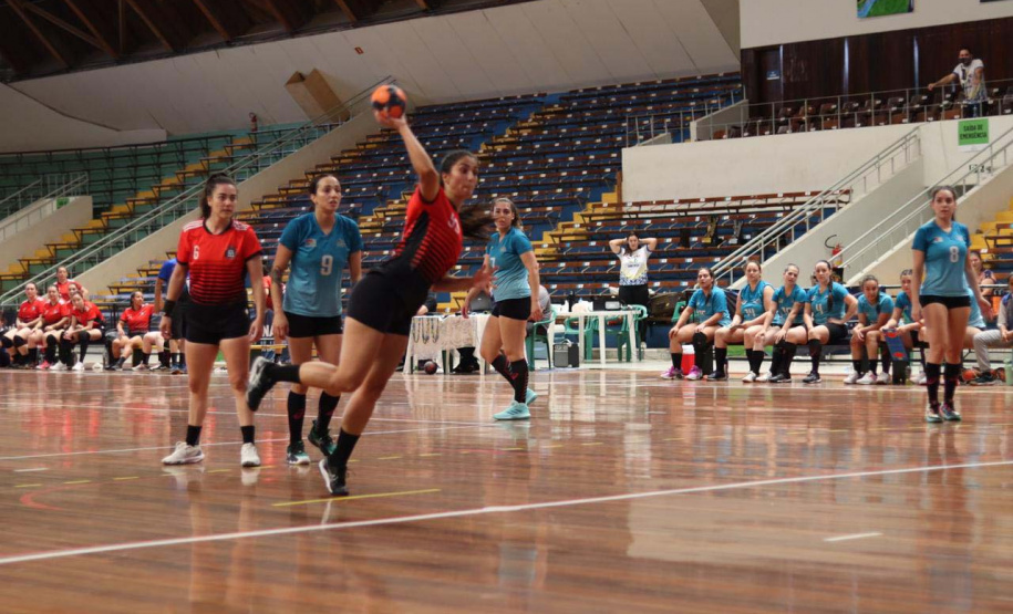 GINÁSIO DO TARUMÃ – Outro destaque do fim de semana do Esporte no Paraná foram as finais da Liga Metropolitana de Handebol, disputadas no Ginásio do Tarumã, um dos principais espaços esportivos pertencente ao Governo do Paraná.