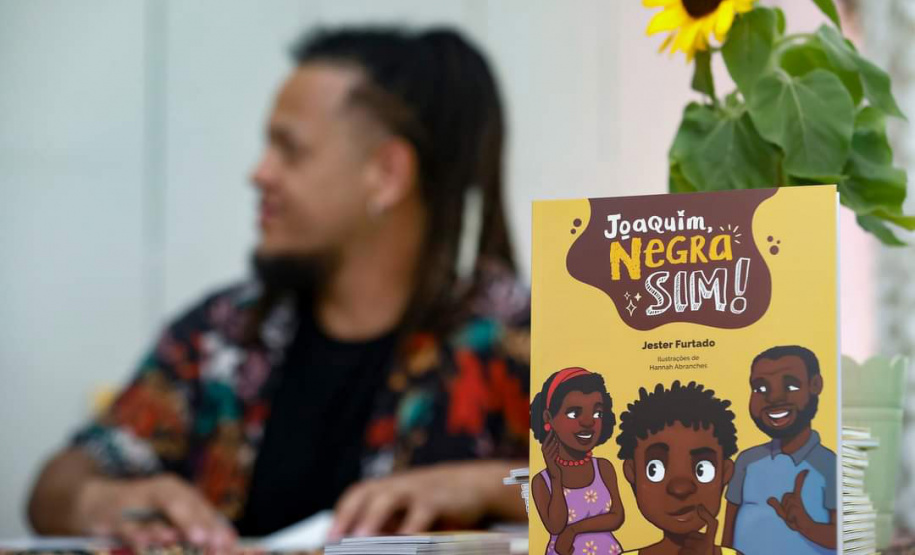 O amor não tem cor: professor da rede estadual lança livro por uma educação antirracista