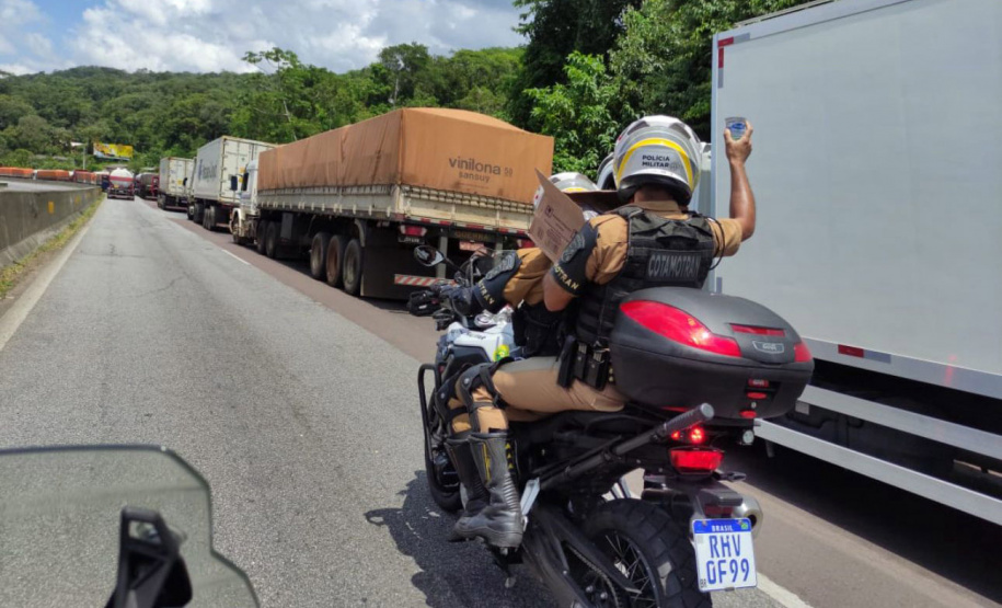 Forças de Segurança auxiliam no atendimento às famílias durante o congestionamento da BR-277