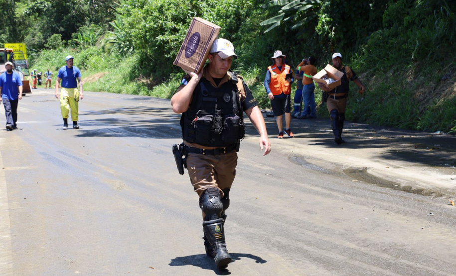 Forças de Segurança auxiliam no atendimento às famílias durante o congestionamento da BR-277