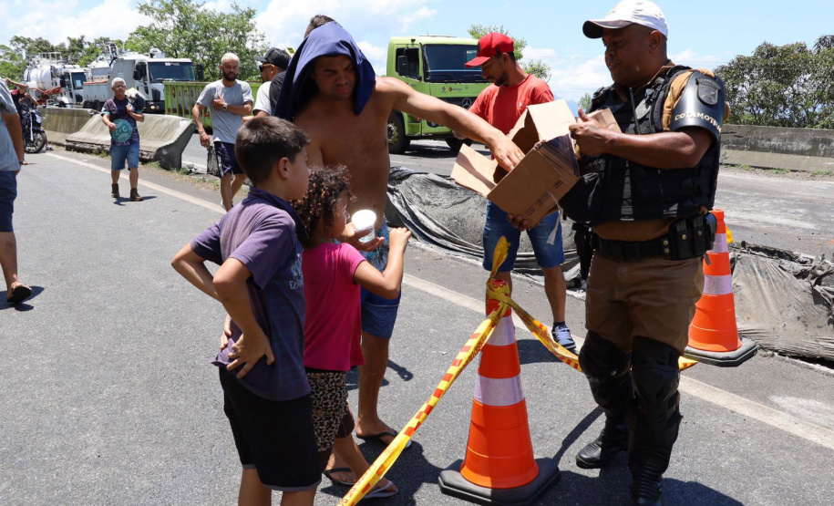 Forças de Segurança auxiliam no atendimento às famílias durante o congestionamento da BR-277