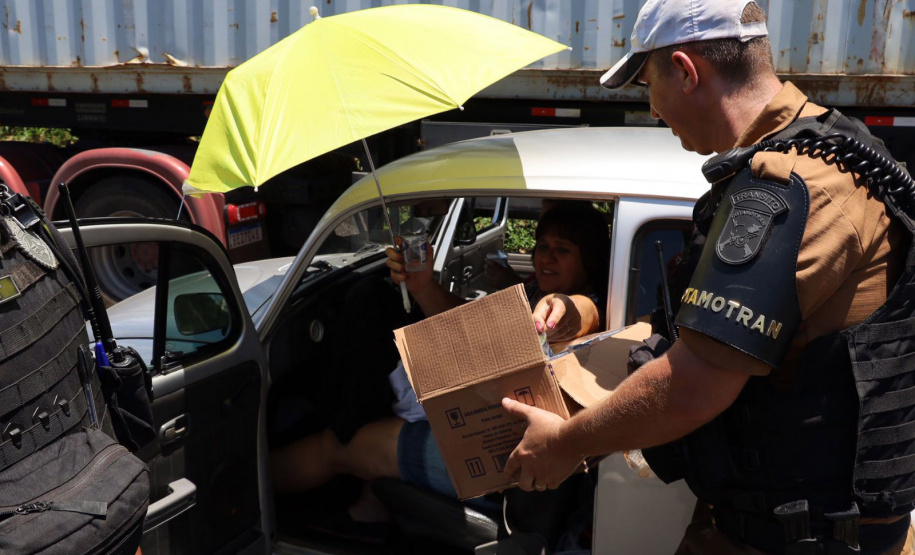 Forças de Segurança auxiliam no atendimento às famílias durante o congestionamento da BR-277