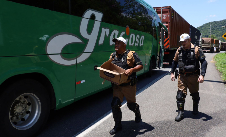 Forças de Segurança auxiliam no atendimento às famílias durante o congestionamento da BR-277