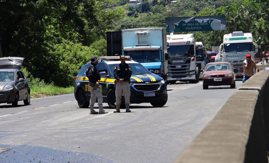 Forças de Segurança auxiliam no atendimento às famílias durante o congestionamento da BR-277