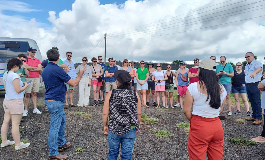 Turismo rural técnico-científico do Paraná atrai grupo de 26 produtores franceses