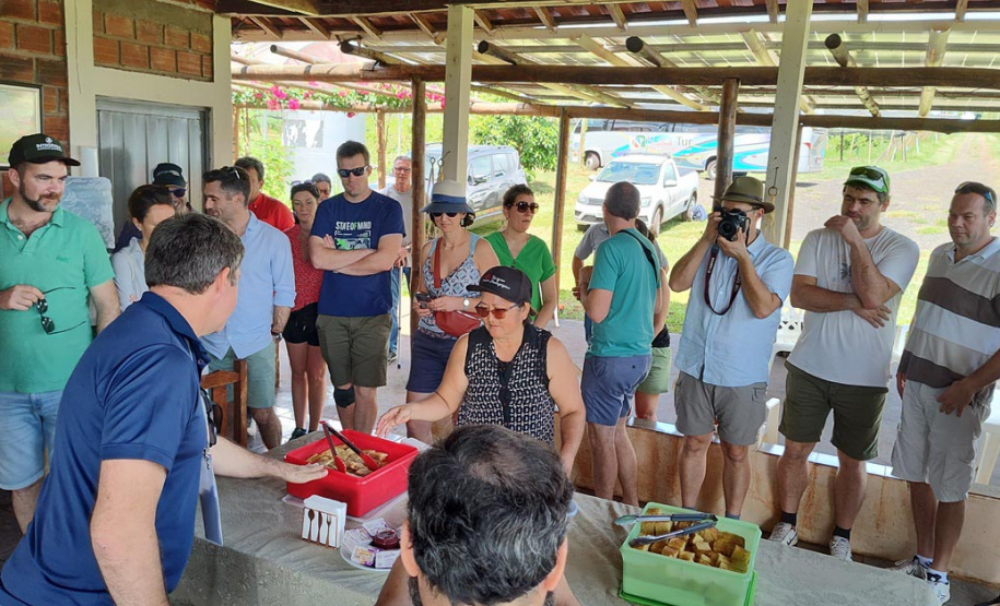 Turismo rural técnico-científico do Paraná atrai grupo de 26 produtores franceses