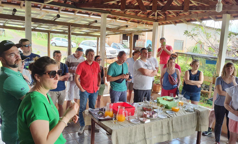 Turismo rural técnico-científico do Paraná atrai grupo de 26 produtores franceses