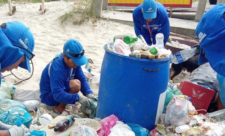 Equipes trabalham na limpeza das praias do Paraná Material recolhido das praias, em limpeza diária