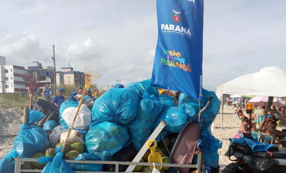 Equipes trabalham na limpeza das praias do Paraná Material recolhido das praias, em limpeza diária