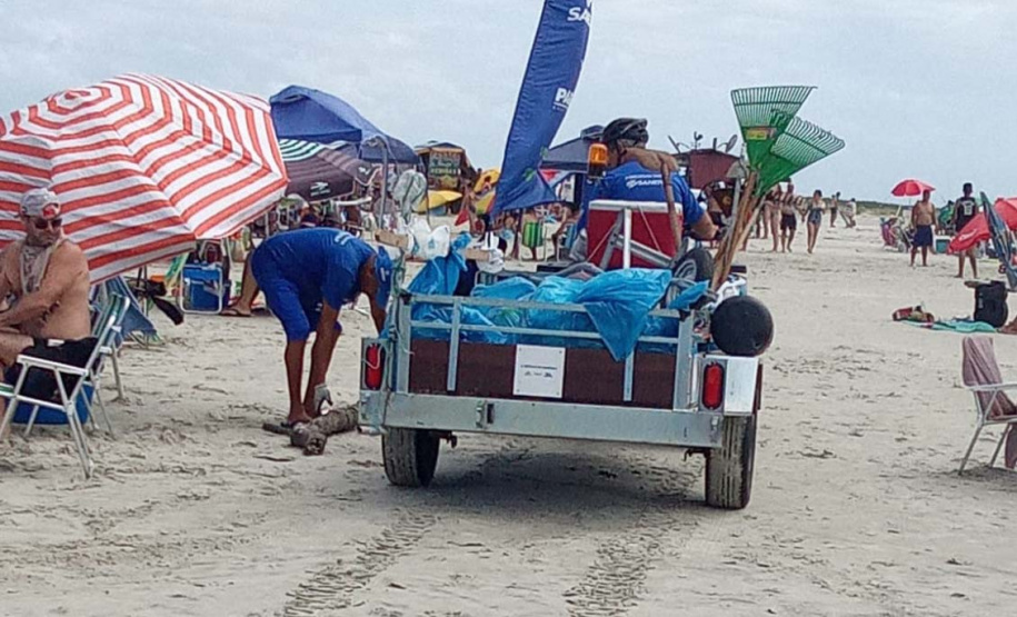 Equipes trabalham na limpeza das praias do Paraná Material recolhido das praias, em limpeza diária
