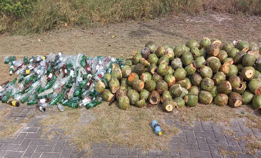 Equipes trabalham na limpeza das praias do Paraná Material recolhido das praias, em limpeza diária