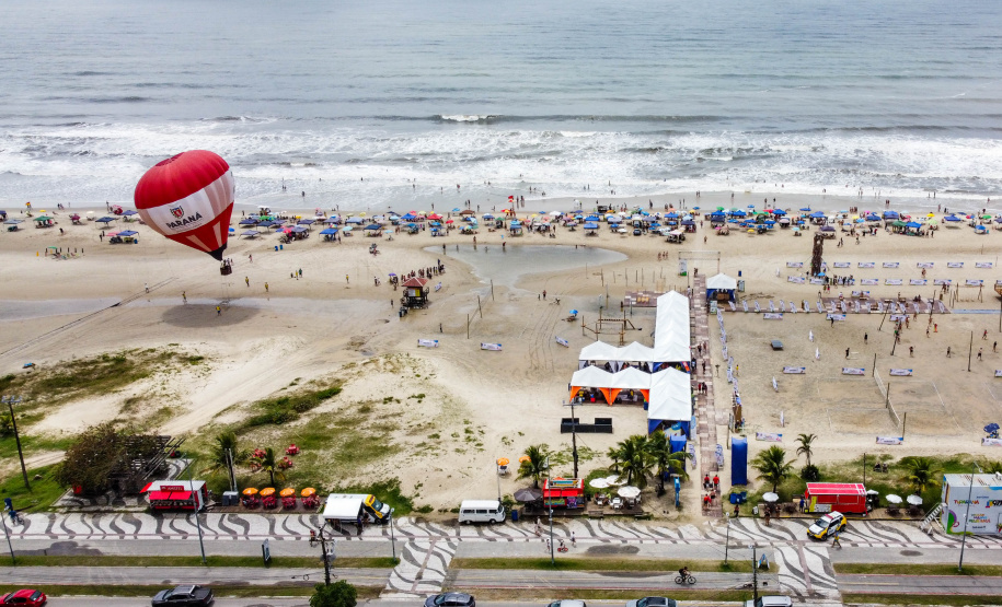 BALÃOJaneiro, 27 de janeiro de 2024 - Balão na estrutura da Arena Verão Maior Paraná em Caiobá.